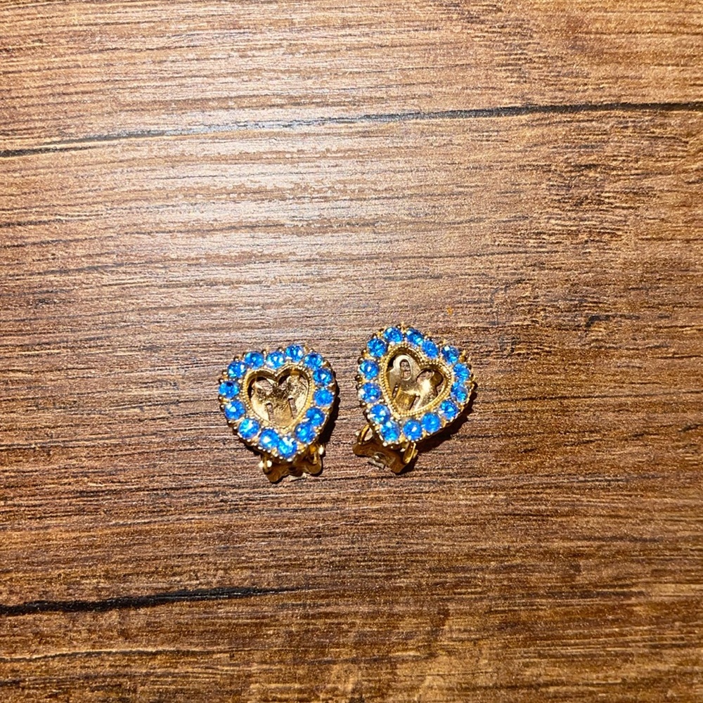 SOLD. Blue 💙 Heart Gold Tone Vintage Rhinestone Clip On Earrings